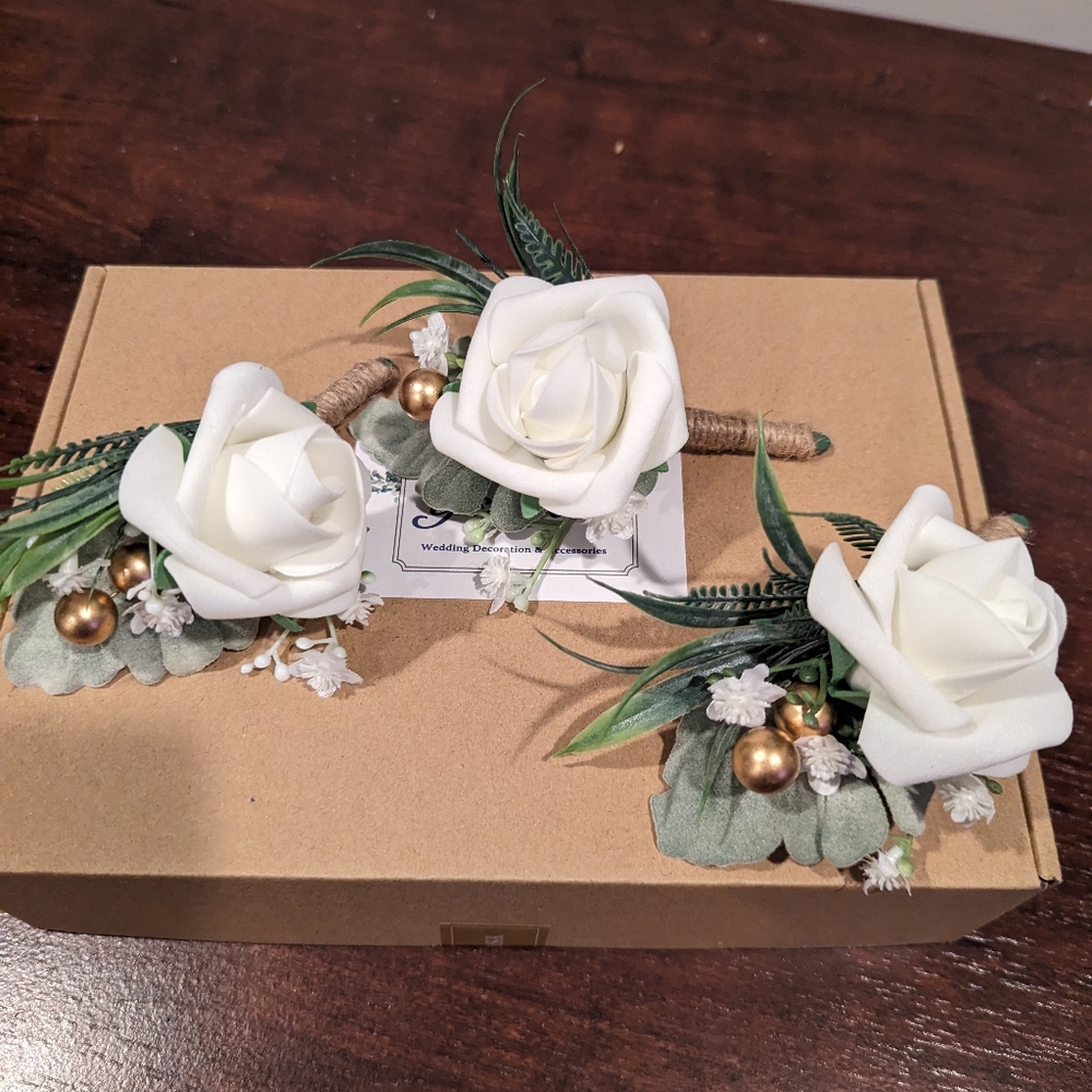 Boutonniere set of three